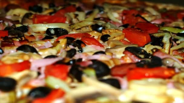 Pizza de la hornada en el horno, distorsión de calor, de cerca — Vídeos de Stock