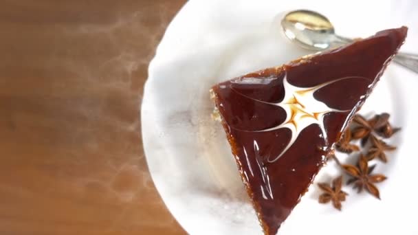 Fetta di torta al cioccolato su bianco piatto rotante, spazio per il testo, vista superiore, 4K — Video Stock