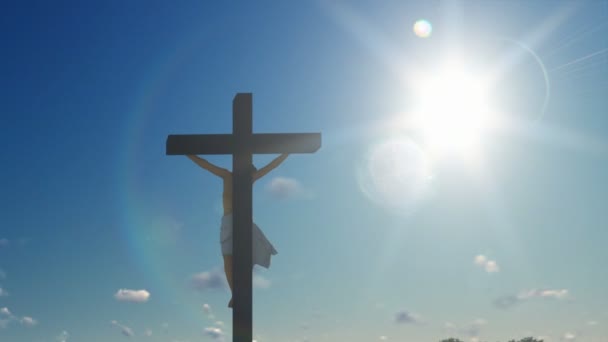Ježíš kříž proti modré obloze, oddálit — Stock video