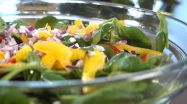 Domates ve biber, tuz, peper ve zeytinyağı ile baharat, kaydırma ıspanak salatası