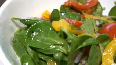 Renkli biber ve kırmızı soğan, ıspanak salatası baharat Şef vınlamak dışarı