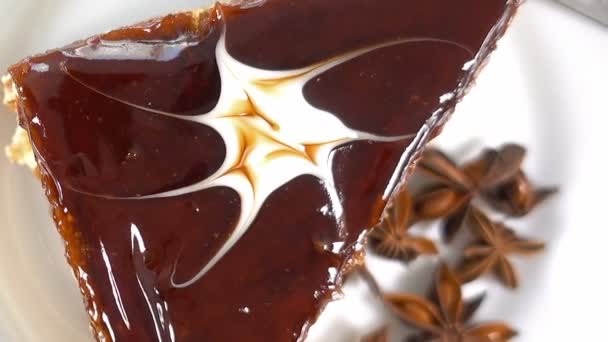 Deel van chocolade koek op witte plaat draaien, ruimte voor tekst, de weergave van het bovenste, close-up — Stockvideo