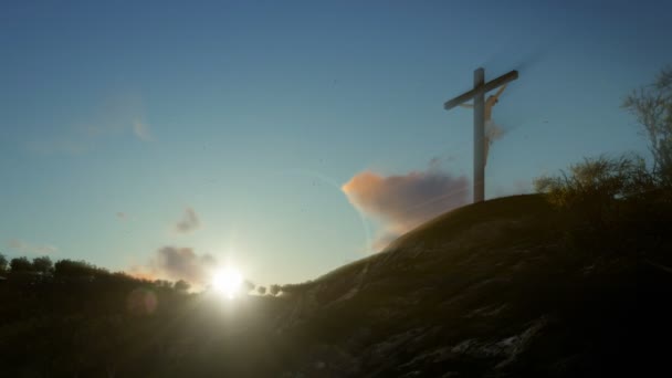 Kristen kvinna ber Jesus kors vid soluppgången, zooma ut — Stockvideo
