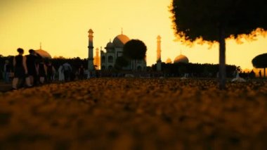 Sıcak güneşin karşı 4 k yürüyen turist Taj Mahal