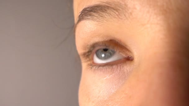 Cerca de ojo de mujer azul en cámara lenta — Vídeo de stock