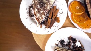 Çeşitli dilim kek beyaz tabaklar dönen, üst görünüm, 4k