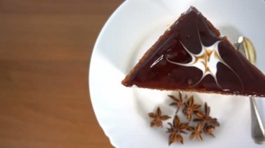 Metin, üst görünüm, 4 k için yer ile dönen beyaz tabakta çikolatalı pasta dilimi