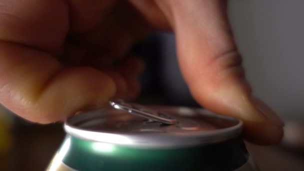 Detailní záběr ruky otevřít plechovku piva, pomalý pohyb — Stock video