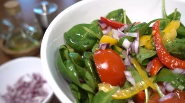 Domates ve biber, ıspanak salatası yakın çekim, döndürme, 4k