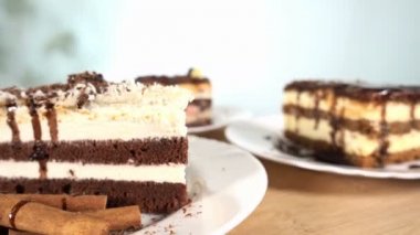 Çeşitli dilim kek beyaz plakaları, döndürme, 4 k