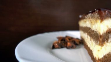 Beyaz tabakta döner, 4 k çikolatalı pasta dilimi