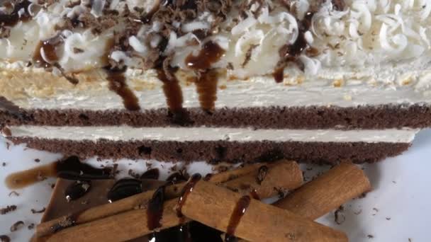 Шматочок торта з шоколадом і кавуном на білій тарілці, що обертається, 4K — стокове відео