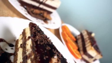 Çeşitli dilim kek beyaz plakaları, dönen, yakın, 4k