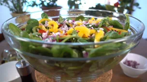 Salada de espinafre com tomate e pimentão, temperando com sal, peper e azeite de oliva, 4k — Vídeo de Stock