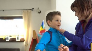 Okul ödevi, uzaklaştırmak yaparken anne ve çocuk havin eğlenceli