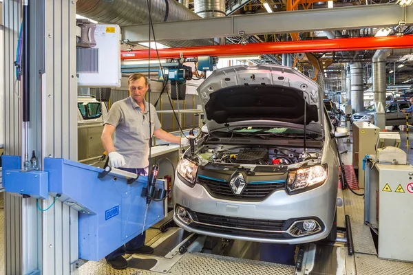 Auto plant Avtovaz in Togliatti. Assemblagelijn productie van auto's Lada, Renault, Nissan, Datsun — Stockfoto