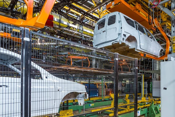 Fábrica de automóveis AVTOVAZ em Togliatti. Linha de montagem produção de carros LADA, RENAULT, NISSAN, DATSUN — Fotografia de Stock