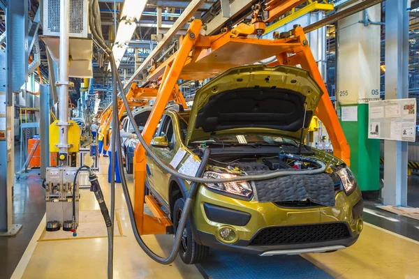 Planta automotriz AVTOVAZ en Togliatti. Línea de montaje producción de automóviles LADA, RENAULT, NISSAN, DATSUN — Foto de Stock