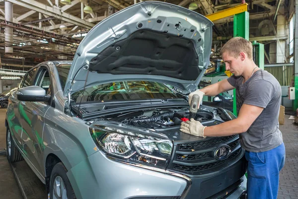 Automobile växt Avtovaz i Togliatti. Monteringslinje produktion av bilar Lada, Renault, Nissan, Datsun — Stockfoto