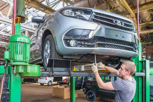 Automobilwerk avtovaz in Togliatti. Fließbandproduktion von Autos lada, renault, nissan, datsun — Stockfoto