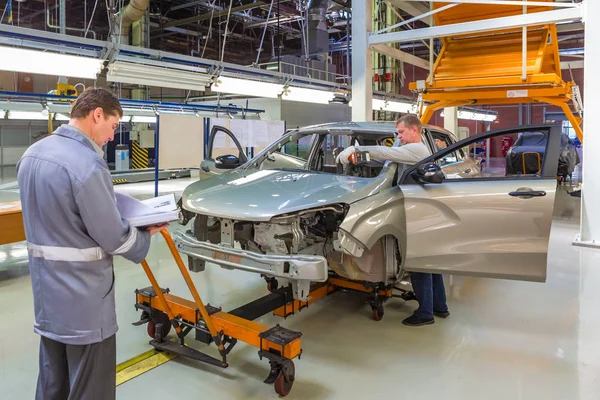 Togliatti Avtovaz otomobil fabrikası. Montaj hattı üretim otomobil Lada, Renault, Nissan, Datsun — Stok fotoğraf