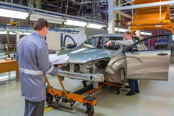 Auto plant Avtovaz in Togliatti. Assemblagelijn productie van auto's Lada, Renault, Nissan, Datsun — Stockfoto