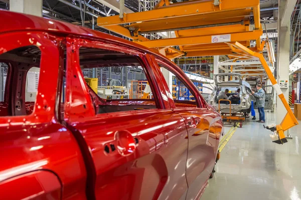 Fabryki samochodów Avtovaz w Togliatti. Linia montażowa produkcji samochodów Łada, Renault, Nissan Datsun — Zdjęcie stockowe