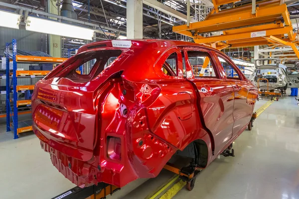 Planta automotriz AVTOVAZ en Togliatti. Línea de montaje producción de automóviles LADA, RENAULT, NISSAN, DATSUN — Foto de Stock