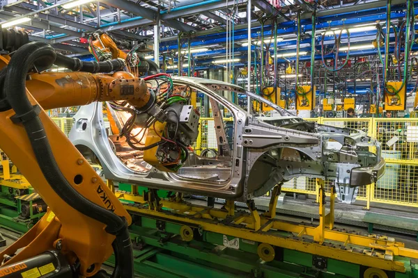 Planta automotriz AVTOVAZ en Togliatti. Línea de montaje producción de automóviles LADA, RENAULT, NISSAN, DATSUN — Foto de Stock