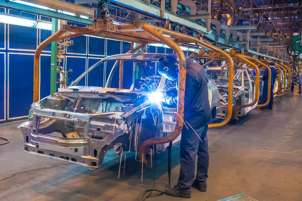 Fábrica de automóveis AVTOVAZ em Togliatti. Linha de montagem produção de carros LADA, RENAULT, NISSAN, DATSUN — Fotografia de Stock