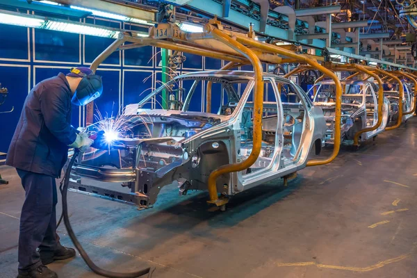 Fábrica de automóveis AVTOVAZ em Togliatti. Linha de montagem produção de carros LADA, RENAULT, NISSAN, DATSUN — Fotografia de Stock