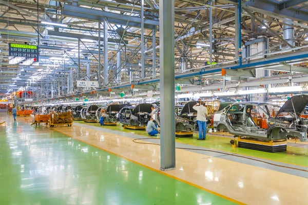 Fabryki samochodów Avtovaz w Togliatti. Linie montażowe produkcji samochodów Łada, Renault, Nissan Datsun — Zdjęcie stockowe