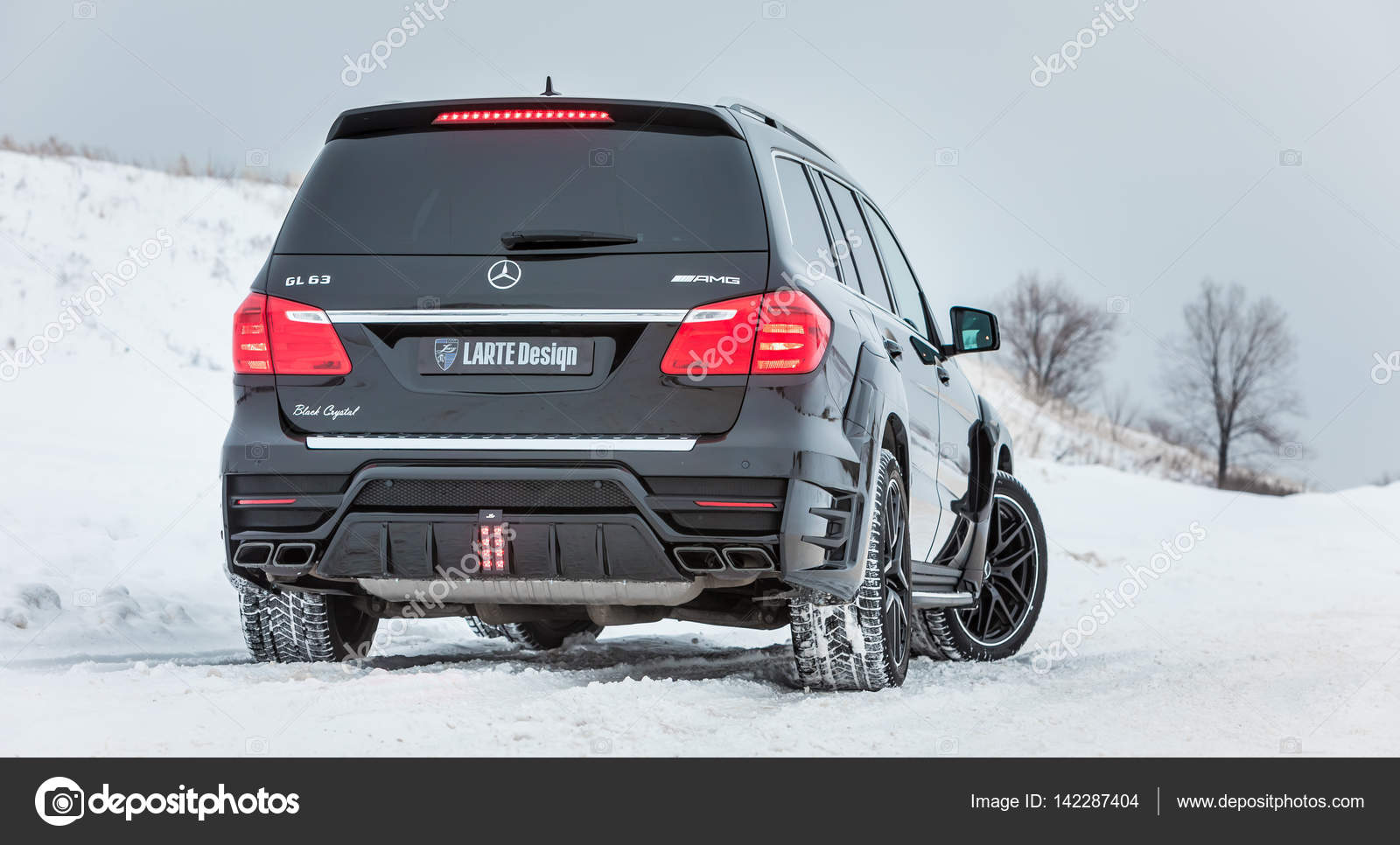 俄罗斯 陶里亚蒂 16 年12 月25 日 雪试乘试驾的奔驰gl 和gls 调整套件黑色水晶的larte 设计优化公司 图库社论照片 C Photoholmov