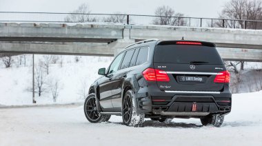Rusya, Togliatti - 25 Aralık 2016: Kiti Siyah Kristal-in Larte tasarım ayarlama şirket ayarlama ile kar test sürüşü Mercedes Gl ve Gls