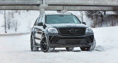 Rusya, Togliatti - 25 Aralık 2016: Kiti Siyah Kristal-in Larte tasarım ayarlama şirket ayarlama ile kar test sürüşü Mercedes Gl ve Gls