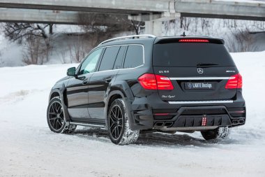 Rusya, Togliatti - 25 Aralık 2016: Kiti Siyah Kristal-in Larte tasarım ayarlama şirket ayarlama ile kar test sürüşü Mercedes Gl ve Gls