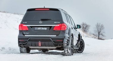 Rusya, Togliatti - 25 Aralık 2016: Kiti Siyah Kristal-in Larte tasarım ayarlama şirket ayarlama ile kar test sürüşü Mercedes Gl ve Gls