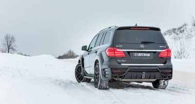 Rusya, Togliatti - 25 Aralık 2016: Kiti Siyah Kristal-in Larte tasarım ayarlama şirket ayarlama ile kar test sürüşü Mercedes Gl ve Gls