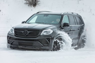 Rusya, Togliatti - 25 Aralık 2016: Kiti Siyah Kristal-in Larte tasarım ayarlama şirket ayarlama ile kar test sürüşü Mercedes Gl ve Gls