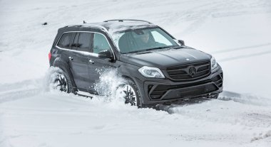 Rusya, Togliatti - 25 Aralık 2016: Kiti Siyah Kristal-in Larte tasarım ayarlama şirket ayarlama ile kar test sürüşü Mercedes Gl ve Gls