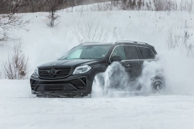 Rusya, Togliatti - 25 Aralık 2016: Kiti Siyah Kristal-in Larte tasarım ayarlama şirket ayarlama ile kar test sürüşü Mercedes Gl ve Gls