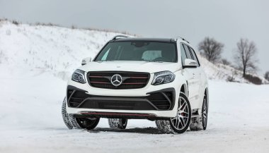 Rusya, Togliatti - 25 Aralık 2016: Kiti Siyah Kristal-in Larte tasarım ayarlama şirket ayarlama ile kar test sürüşü Mercedes Gl ve Gls