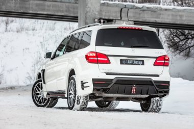 Rusya, Togliatti - 25 Aralık 2016: Kiti Siyah Kristal-in Larte tasarım ayarlama şirket ayarlama ile kar test sürüşü Mercedes Gl ve Gls