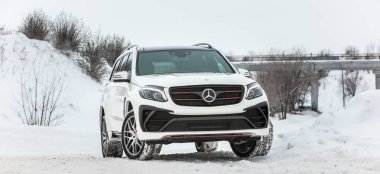 Rusya, Togliatti - 25 Aralık 2016: Kiti Siyah Kristal-in Larte tasarım ayarlama şirket ayarlama ile kar test sürüşü Mercedes Gl ve Gls