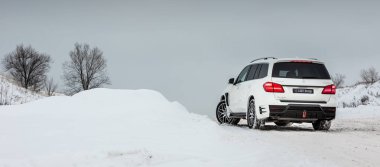 Rusya, Togliatti - 25 Aralık 2016: Kiti Siyah Kristal-in Larte tasarım ayarlama şirket ayarlama ile kar test sürüşü Mercedes Gl ve Gls