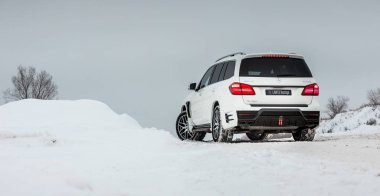 Rusya, Togliatti - 25 Aralık 2016: Kiti Siyah Kristal-in Larte tasarım ayarlama şirket ayarlama ile kar test sürüşü Mercedes Gl ve Gls