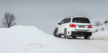 Rusya, Togliatti - 25 Aralık 2016: Kiti Siyah Kristal-in Larte tasarım ayarlama şirket ayarlama ile kar test sürüşü Mercedes Gl ve Gls