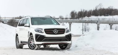 Rusya, Togliatti - 25 Aralık 2016: Kiti Siyah Kristal-in Larte tasarım ayarlama şirket ayarlama ile kar test sürüşü Mercedes Gl ve Gls