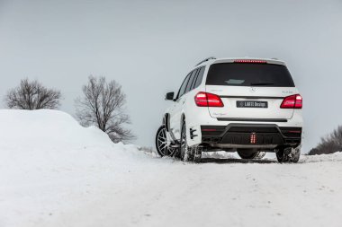 Rusya, Togliatti - 25 Aralık 2016: Kiti Siyah Kristal-in Larte tasarım ayarlama şirket ayarlama ile kar test sürüşü Mercedes Gl ve Gls
