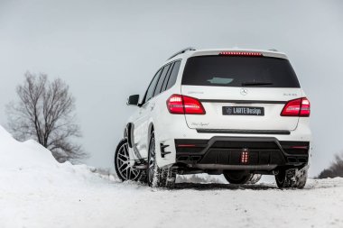 Rusya, Togliatti - 25 Aralık 2016: Kiti Siyah Kristal-in Larte tasarım ayarlama şirket ayarlama ile kar test sürüşü Mercedes Gl ve Gls